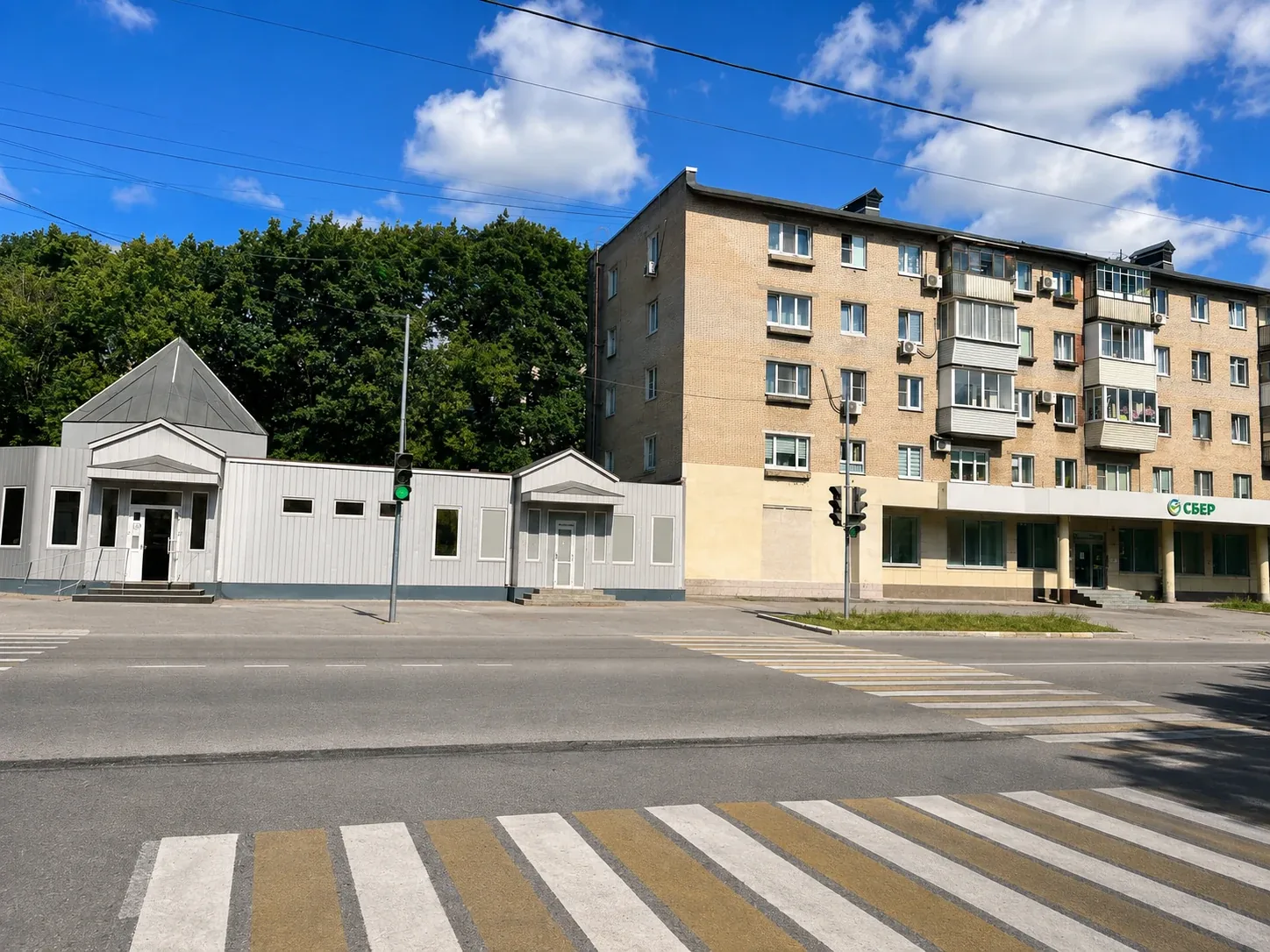 Соседнее отделение Сбербанка справа от здания на Чкалова, 8А